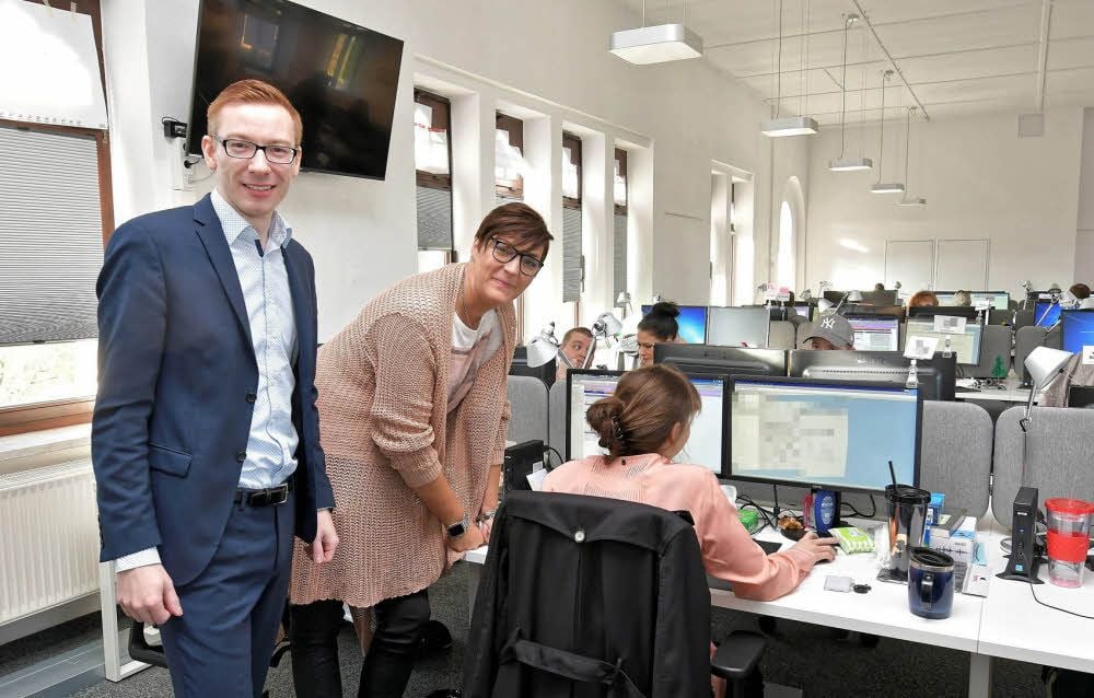 Bereichsleiter Michael Ermisch und Projektmanagerin Katharina Lüdicke gewähren einen Blick in die Räume von Regiocom in der Dessauer Hauptpost.