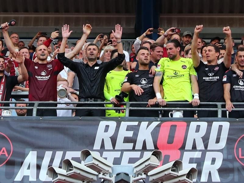 Rekord-Aufsteiger (und auch -absteiger): Die Nürnberger Mannschaft steht nach dem letzten Spiel der abgelaufenen Saison auf der Haupttribüne im heimischen Max-Morlock-Stadion. Foto: Daniel Karmann
