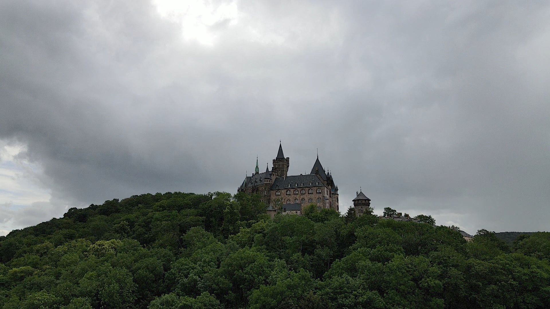 Dunkle Wolken über dem Schloss in Wernigerode.