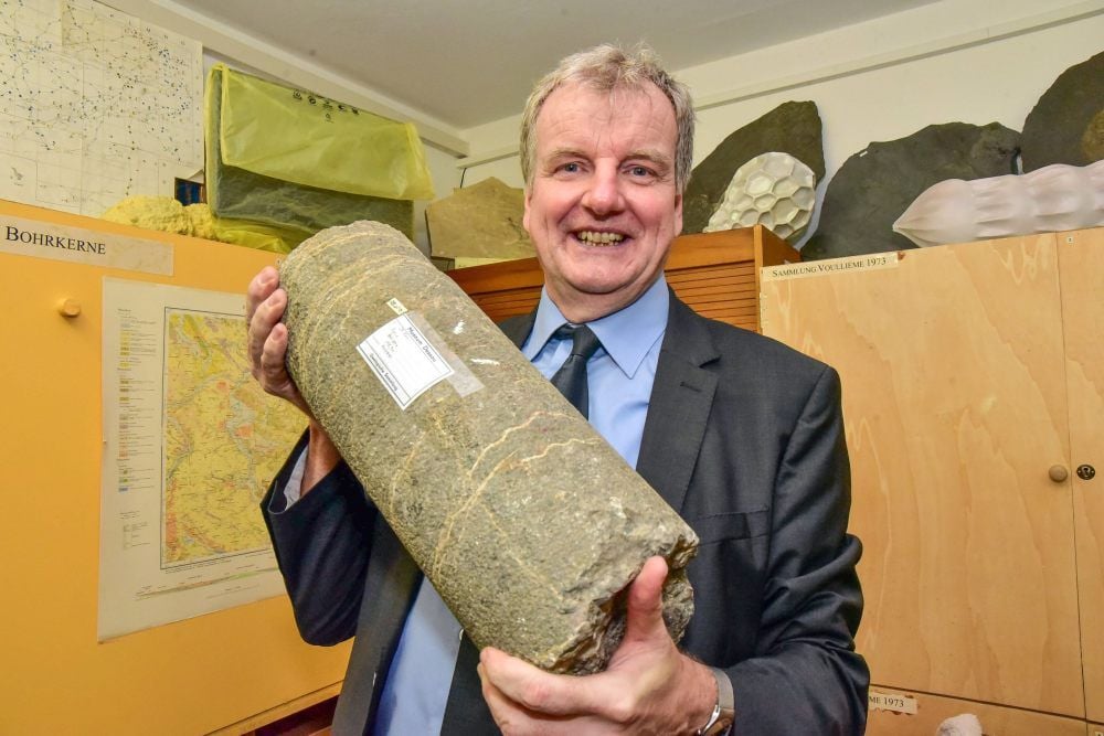 Bodo-Carlo Ehling vom Landesamt für Geologie und Bergwesen ist erfreut über die Sammlung an Bohrkernen im Dessauer Museum für Naturkunde und Vorgeschichte.