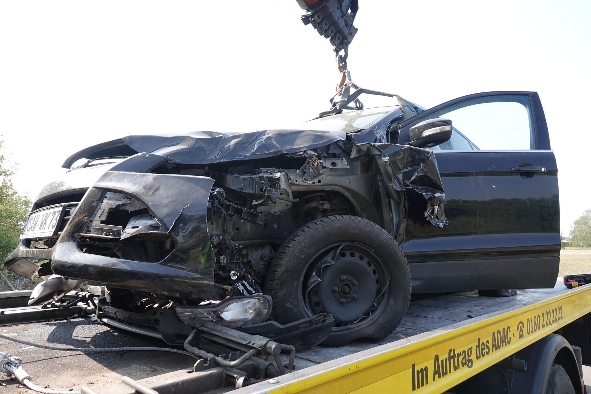 Auf der B 188 ist ein Autofahrer gegen einen Baum gekracht.