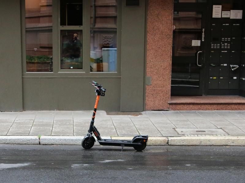 Ein E-Scooter steht in der Frankfurter Innenstadt am Straßenrand. Foto: Lennart Stock