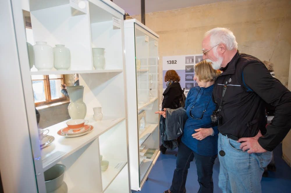 Die Schau ist in sechs Ausstellungsbereiche gegliedert und widmet sich verschiedenen Designern und ihren Werken.