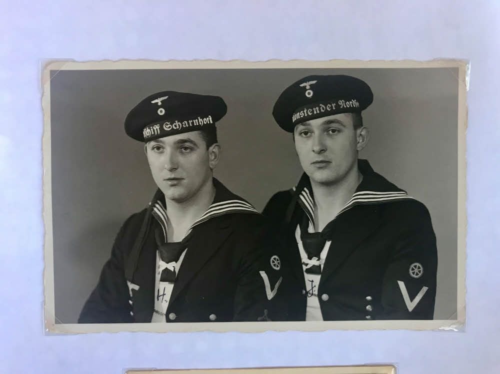 Die Zwillinge Hans (links) und Joachim Fügemann in Marine-Uniform.