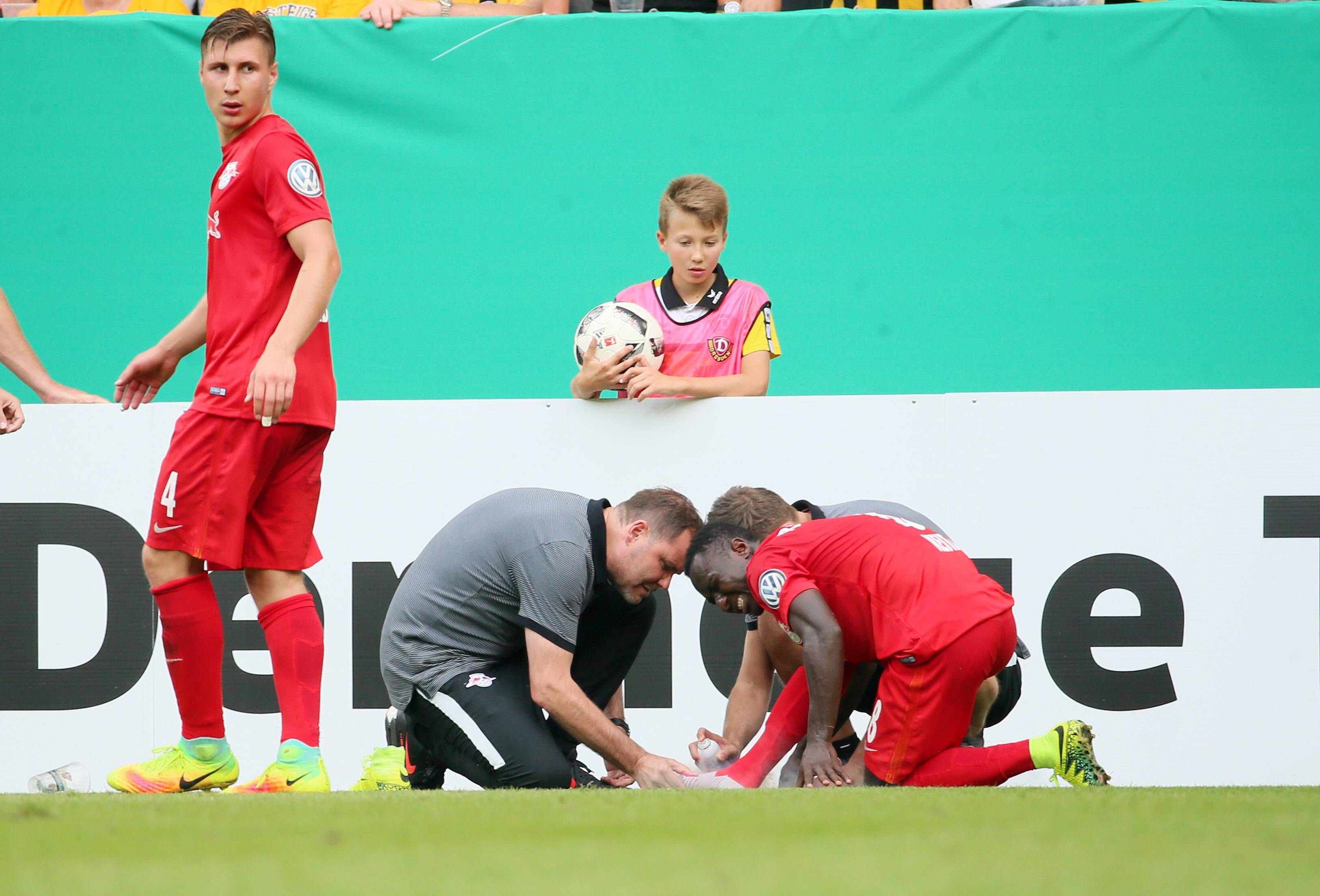 Naby Keita wird von RB-Mannschaftsarzt Frank Striegler behandelt.