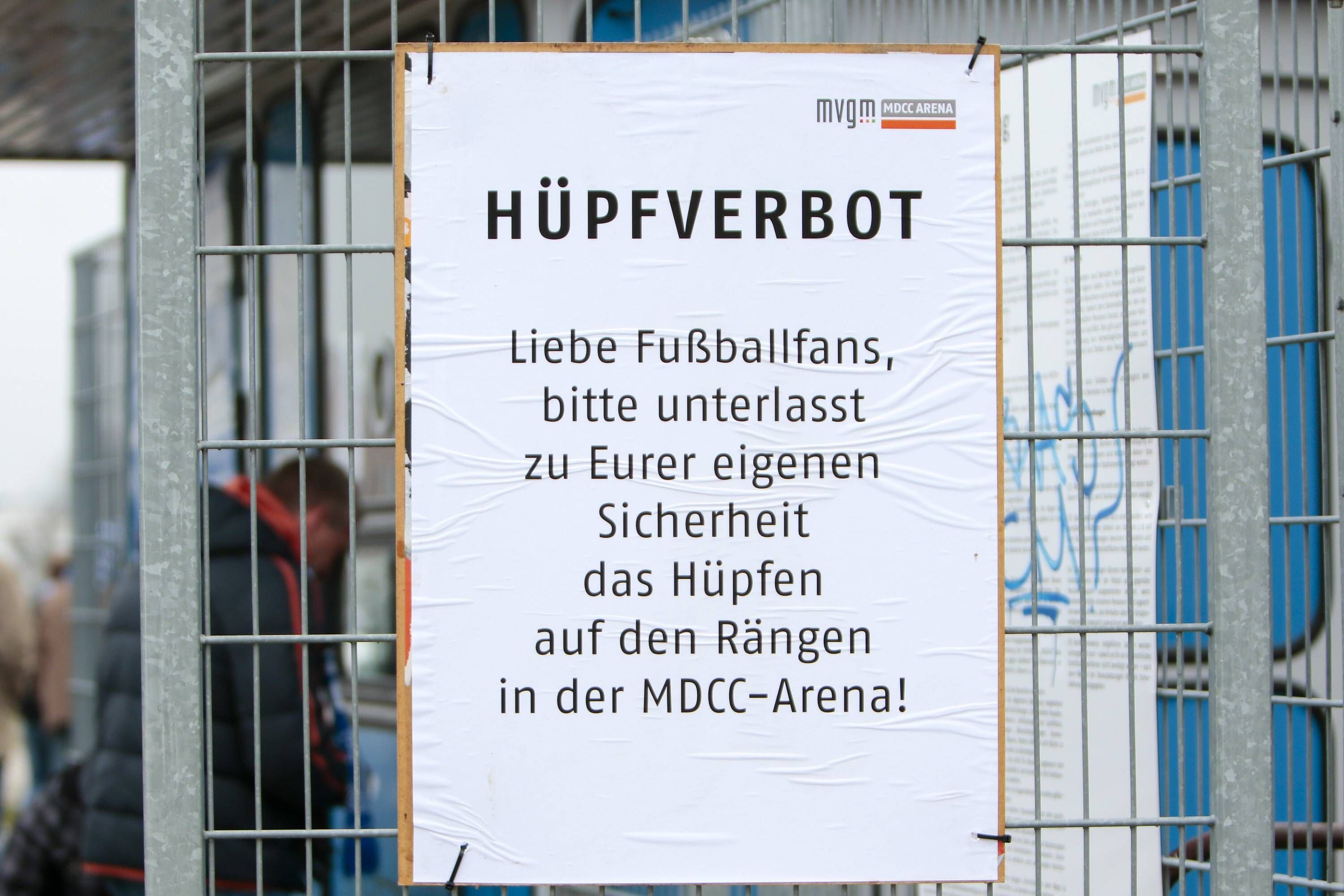 Das Schild an den Eingängen der MDCC-Arena wurde im Namen des städtischen Stadionbetreibers aufgehangen.