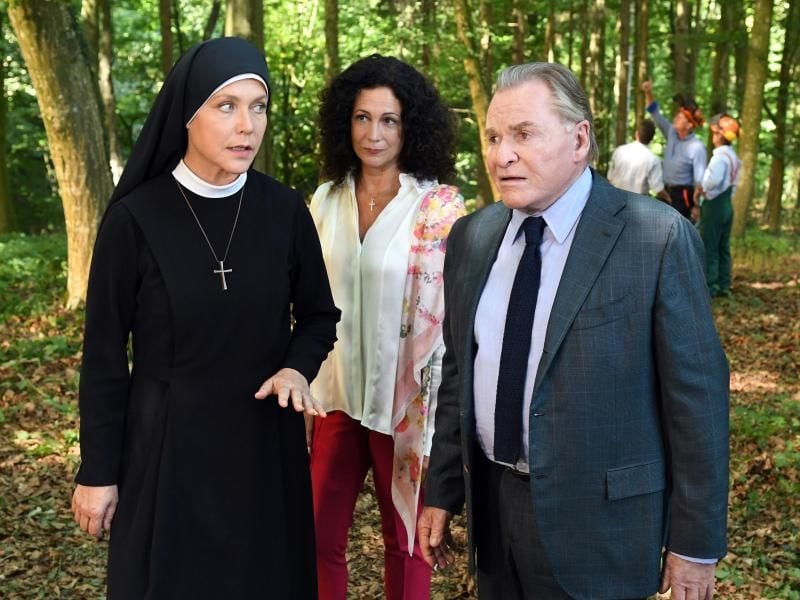 Schwester Hanna (Janina Hartwig) erwischt Jenny Winter (Barbara Wussow) und Bürgermeister Wöller (Fritz Wepper) bei Vermessungsarbeiten im Wald. Foto: ARD/Barbara Bauriedl