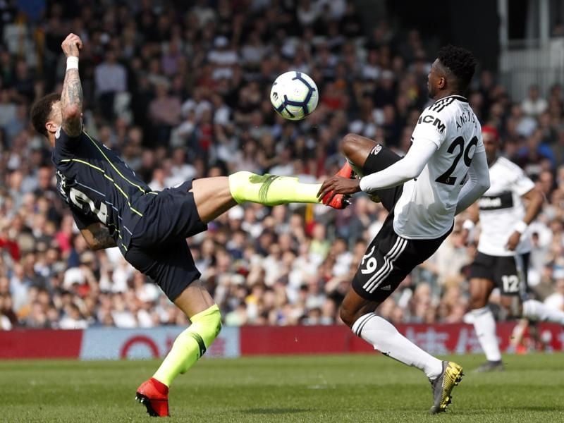 Manchesters Kyle Walker (l) kämpft mit Fulhams Andre-Frank Zambo Anguissa um den Ball. Foto: Alastair Grant/AP
