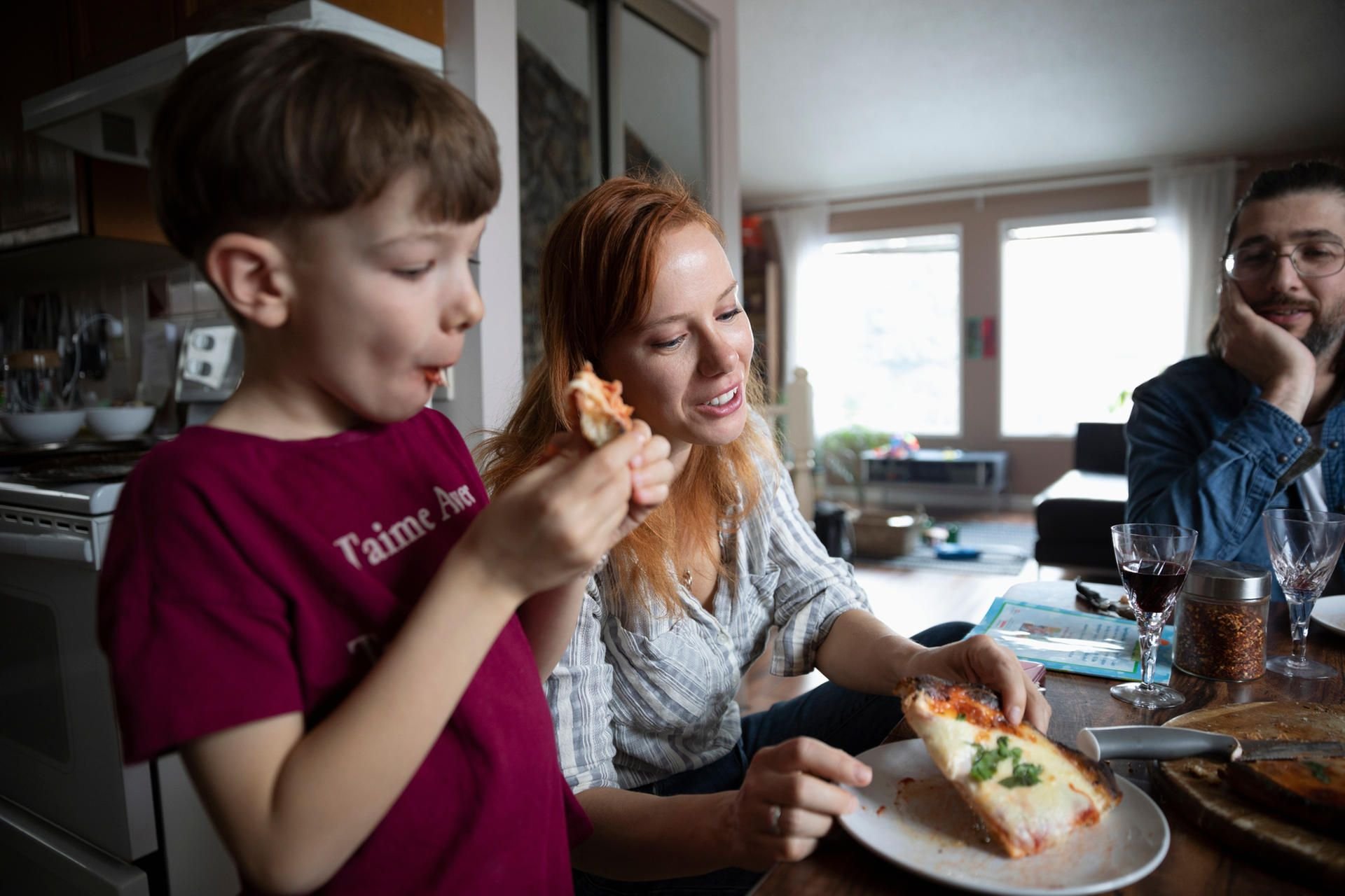 Wenn im Nachmittags-Stress mal keine Zeit für richtiges Kochen bleibt, tut es ab und zu auch eine Pizza. Wichtiger ist, dass man zusammen Zeit verbringt.