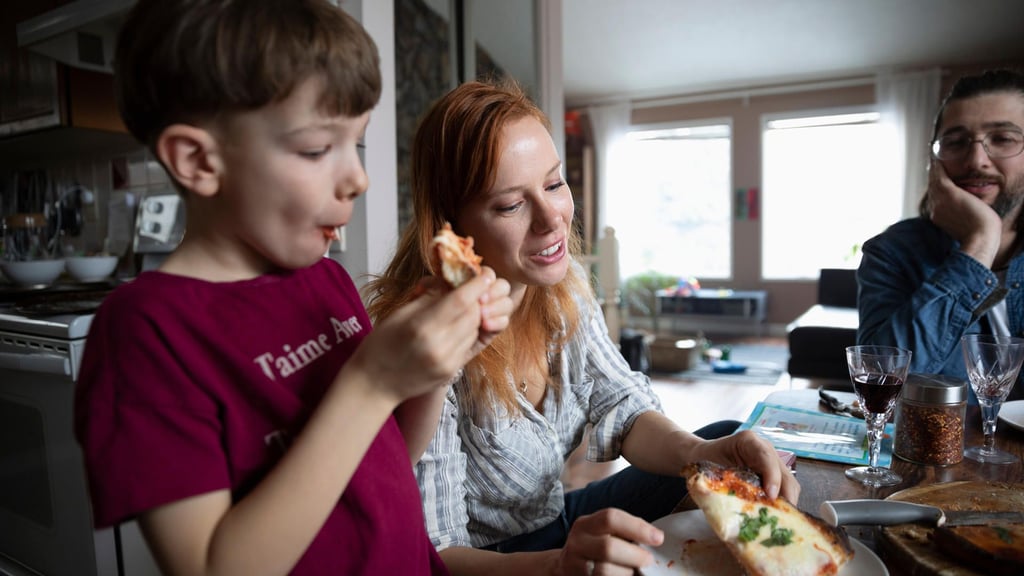 Wenn im Nachmittags-Stress mal keine Zeit für richtiges Kochen bleibt, tut es ab und zu auch eine Pizza. Wichtiger ist, dass man zusammen Zeit verbringt.