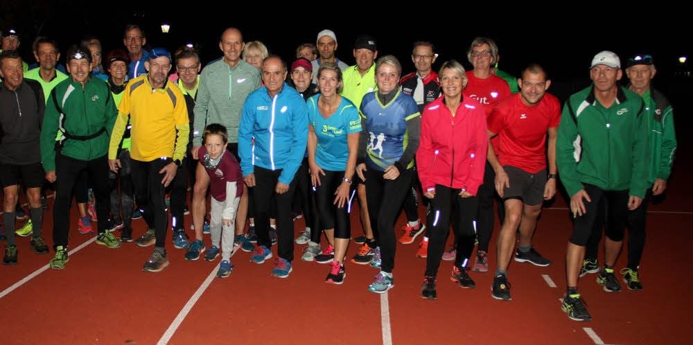 Waldemar Cierpinski (blaue Jacke) drehte mit den Volkssportlern ein paar Runden.