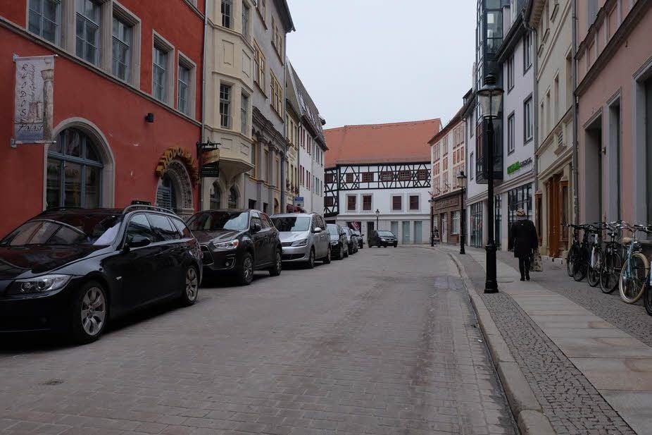 Frisch saniert: die Naumburger Marienstraße, in der Parker nun kräftig zur Kasse gebeten werden.