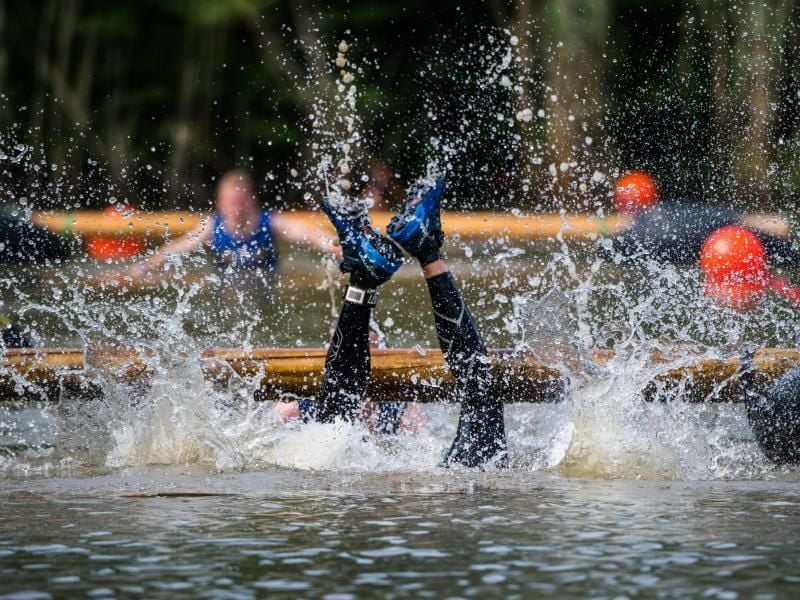 Ein Teilnehmer überwindet ein Hinderniss beim „Strong Viking Run”. Foto: Andreas Arnold