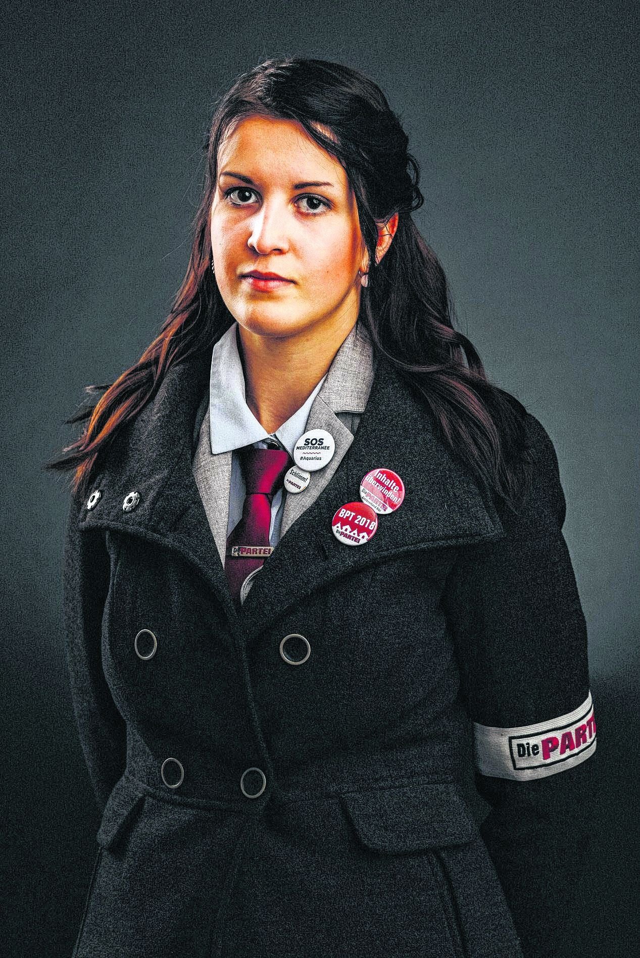 Spiel mit Klischees. Elisabeth Habel in Partei-Uniform