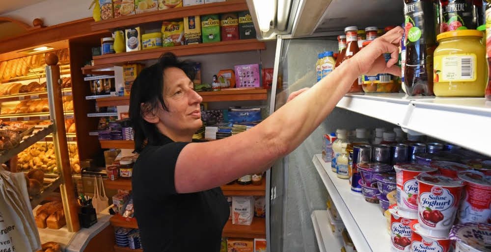 Das Lebensmittelregal in der Bäckerei Träger in Frose wird gut angenommen.
