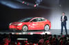 Tesla-Chef Elon Musk spricht bei der Übergabe des ersten günstigeren Tesla-Fahrzeugs Model 3.