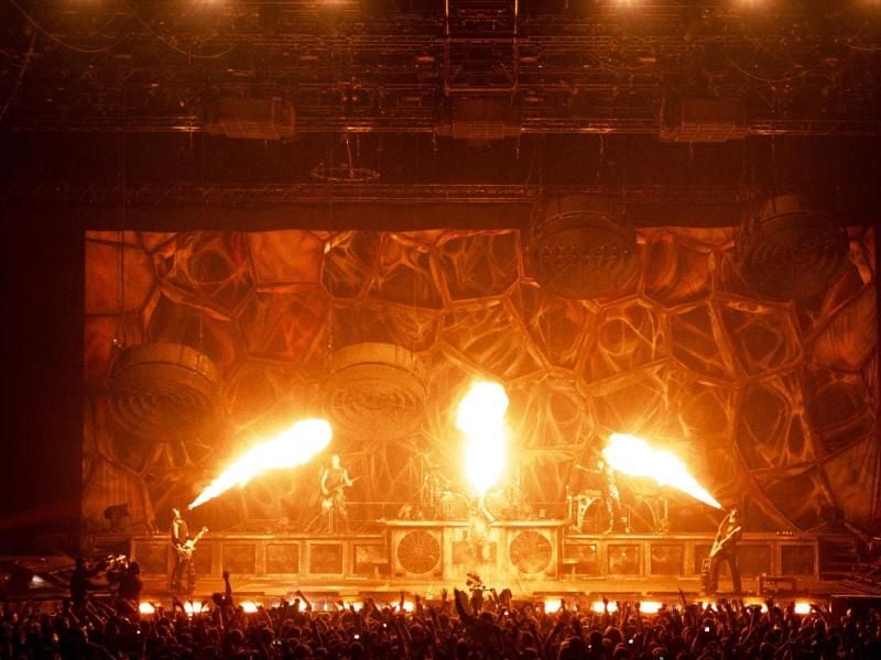 „Rammstein: Paris” ist ein Konzertfilm, der mit entfesselter Pyrotechnik, atemberaubenden Spezialeffekten sowie häufigen Requisiten- und Kostümwechseln aufwartet. Foto: Rammstein