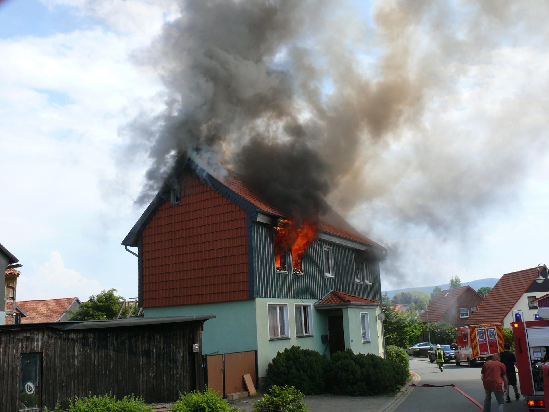 Aus diesem Haus in Reddeber in Wernigerode retteten Nachbarn zwei Menschen.