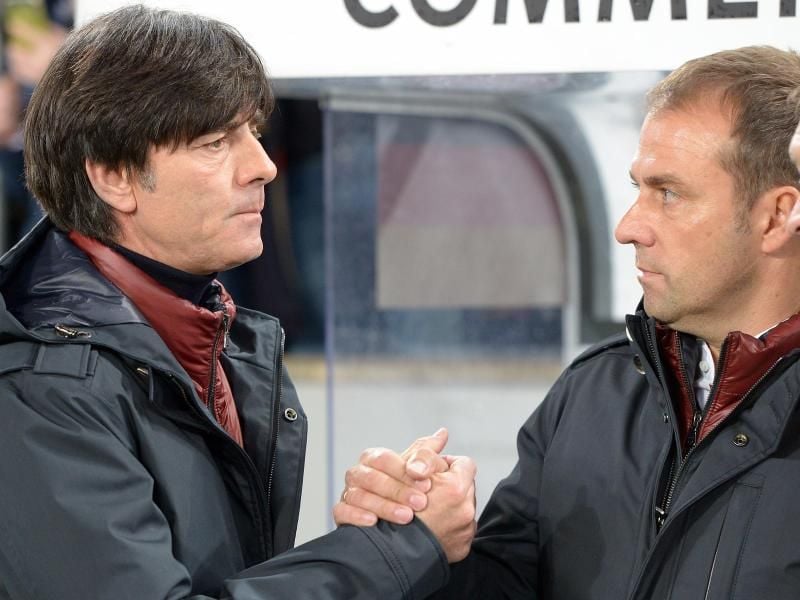 Kann auf die Fähigkeiten seinen ehemaligen Co-Trainer Hansi Flick (r) bauen: Bundestrainer Joachim Löw. Foto: picture alliance / dpa