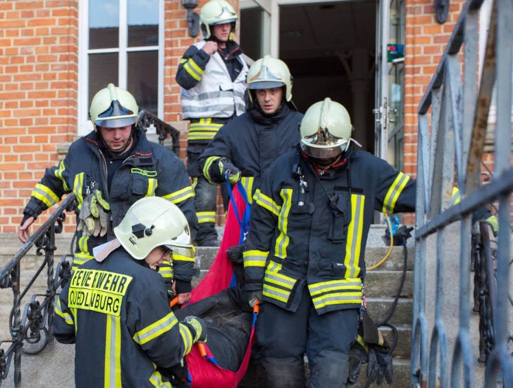 Quedlinburger Feuerwehrleute üben die Bergung eines Verletzten an der Grundschule Am Heinrichsplatz.