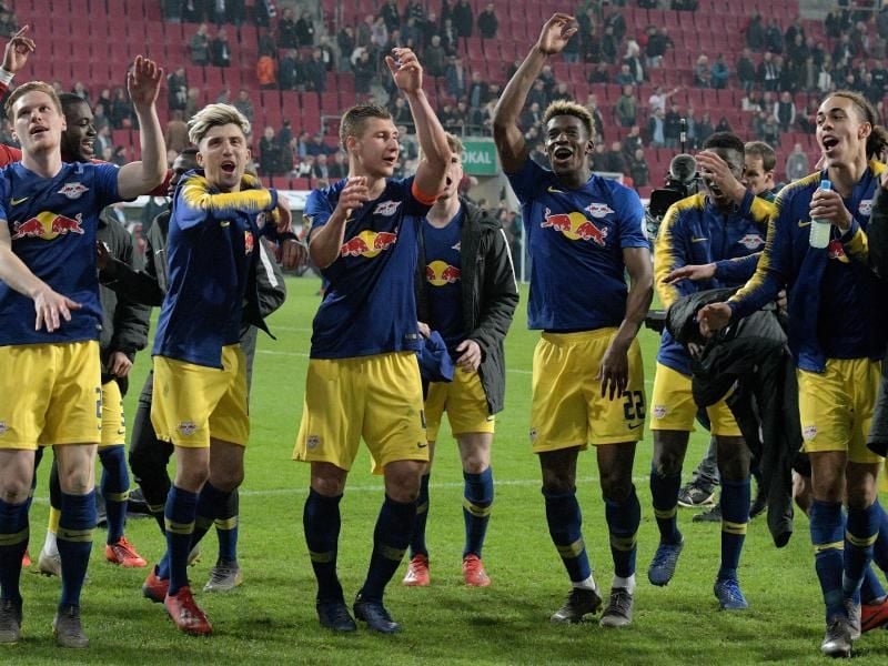 Leipzigs Spieler feiern mit den Fans in Augsburg den Einzug ins Pokal-Halbfinale. Foto: Stefan Puchner/dpa