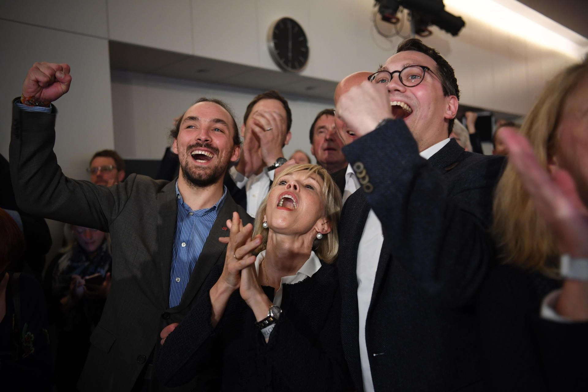 Anhänger der SPD, unter ihnen die Landtagsabgeordnete Doris Schröder-Köpf (m) reagieren auf die erste Prognose zur Landtagswahl in Niedersachsen auf der Wahlparty der FDP in Hannover (Niedersachsen).