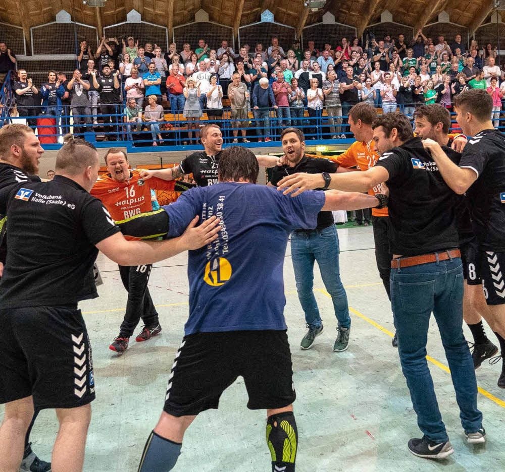 Der USV bezwingt Plauen und darf in Liga vier bleiben. Die Erleichterung danach ist riesengroß.