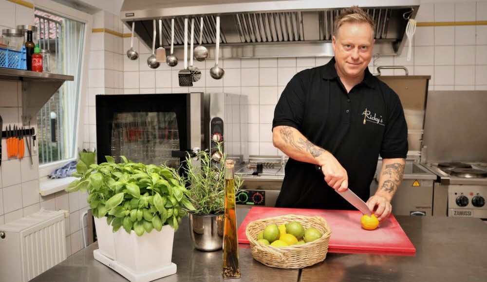 Mirko Rickmann in seiner neuen Küche in Lengefeld.