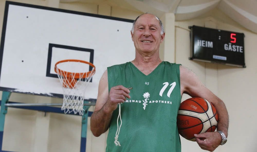 Auch als Trainer hatte Hans-Joachim Peucker - „Grille“ - Erfolg. Er coachte bis 2004 den Universitätssportverein, von dem er sich per Landesmeistertitel verabschiedete.