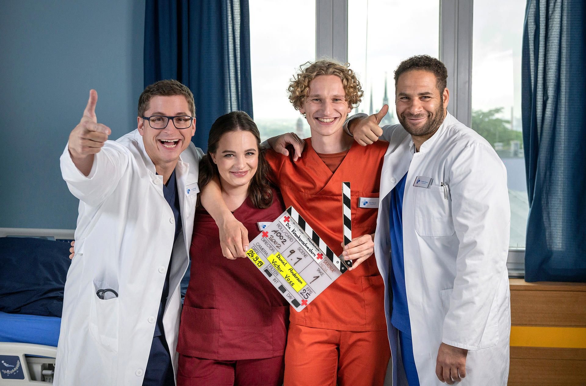 Dreharbeiten für die zweite Staffel von „In aller Freundschaft – Die Krankenschwestern“ in Halle. Im Bild v.l.n.r. Dr. Elias Bähr (Stefan Ruppe), Jasmin Hatem (Leslie-Vanessa Lill), Fiete Petersen (Adrian Gössel), Dr. Matteo Moreau (Mike Adler)