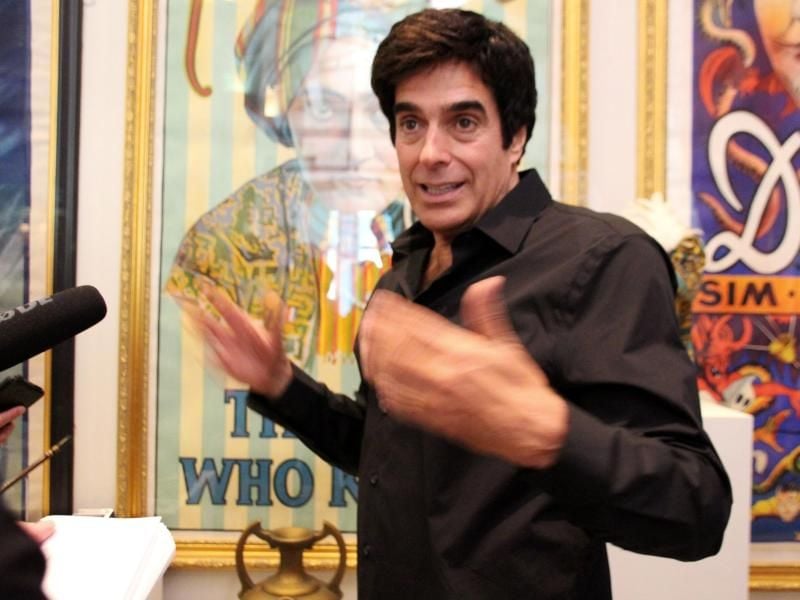 Der US-Magier David Copperfield stellt seine private Sammlung historischer Zauber-Requisiten vor. Foto: Christina Horsten