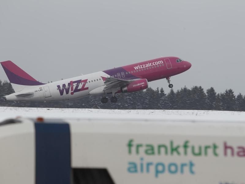 Eine Maschine der Airline Wizz-Air startet auf dem Flughafen Frankfurt/Hahn. Foto: Thomas Frey/Archiv