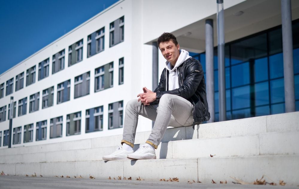 Maximilian Lorenz, 24 Jahre alt, Hobbymusiker und Student aus Halle, hat sein erstes Musikvideo aufgenommen.