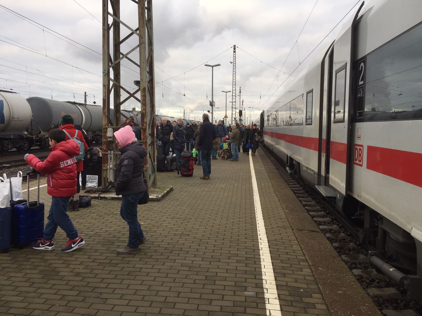 Reisende am Bahnhof Großkorbetha