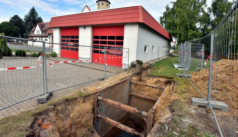 Ein Ölabscheider entsteht derzeit für rund 30.000 Euro am Feuerwehrgerätehaus in Hohenmölsen.