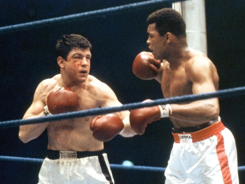 Karl Mildenberger (l) und Muhammad Ali boxen um den WM-Titel im Schwergewicht im Waldstadion. Foto: W. Gutberlet