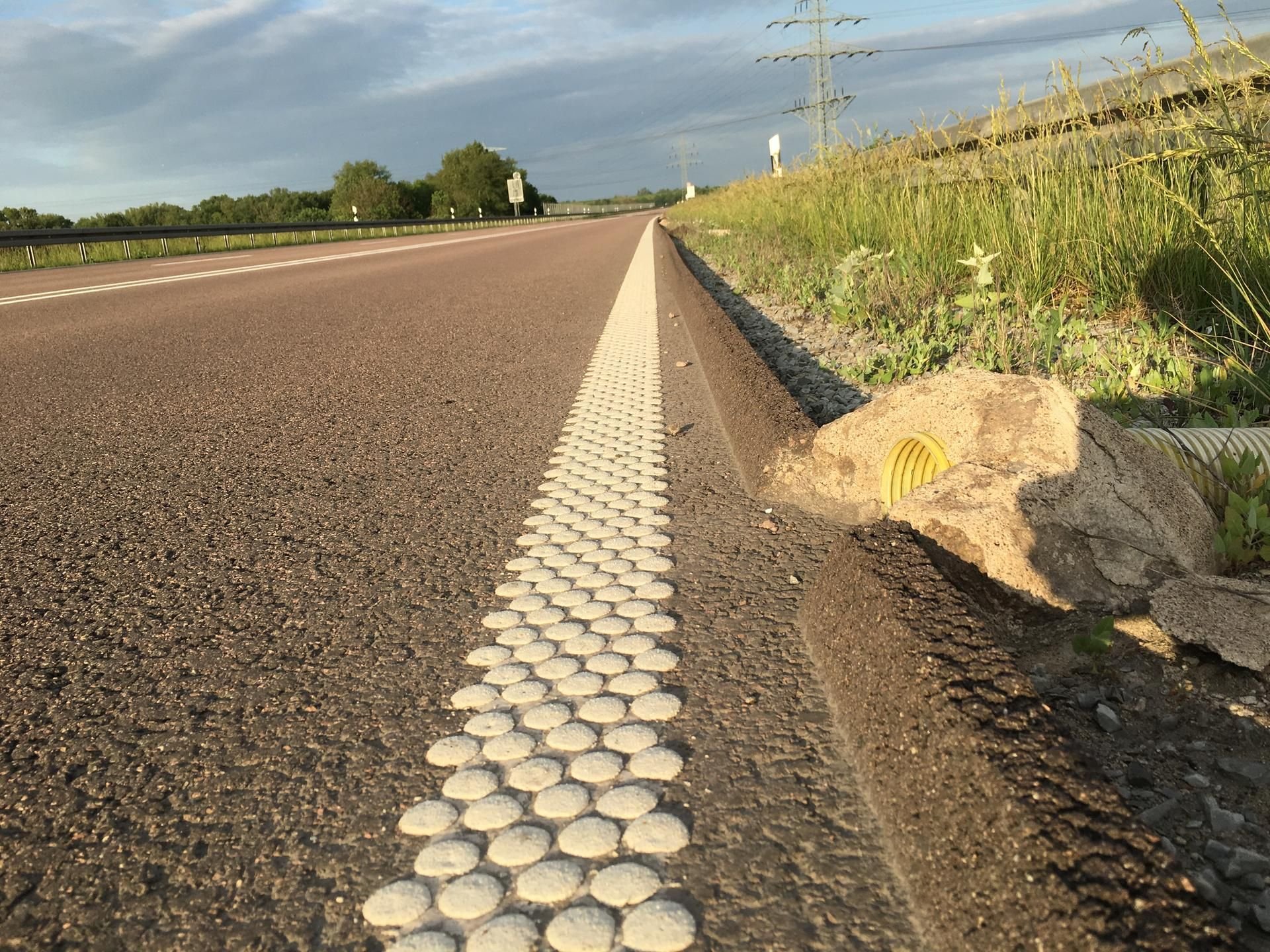 Der aus Bitumen bestehende Wulst („Asphaltkeil") am Rand der B6/B185 bei Bernburg wird entfernt.
