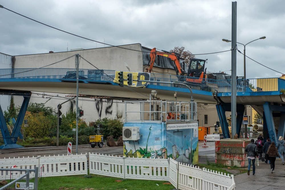 Die bekannte Fußgängerbrücke über der Merseburger Straße wird in den nächsten Tagen dem Erdboden gleich gemacht.