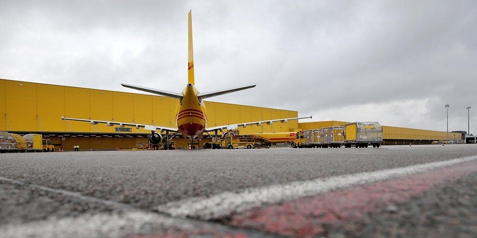 Ein DHL-Flugzeug steht auf dem Vorfeld von zwei neuen Terminals am Luftfrachtdrehkreuz Leipzig am Flughafen Leipzig-Halle.
