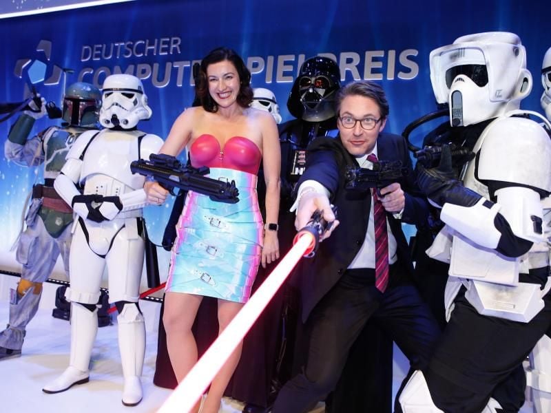 Digitalstaatsministerin Dorothee Bär und Bundesverkehrsminister Andreas Scheuer spielen „Star Wars”. Foto: Gerald Matzka