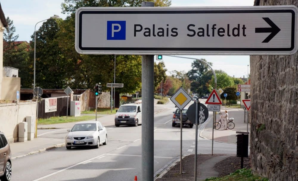 Von der Donndorfstraße über den Dippeplatz und die Breite Straße ist der Parkplatz „Palais Salfeldt" ausgeschildert.
