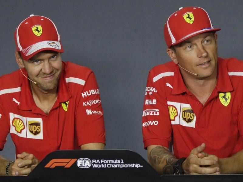 Sebastian Vettel (l) und Kimi Raikkönen freuen sich auf das Rennen in Monza: Getaucht in die Farben von Ferrari und Italien ist das Vollgas-Rennen ein Erlebnis. Foto: Luca Bruno/AP