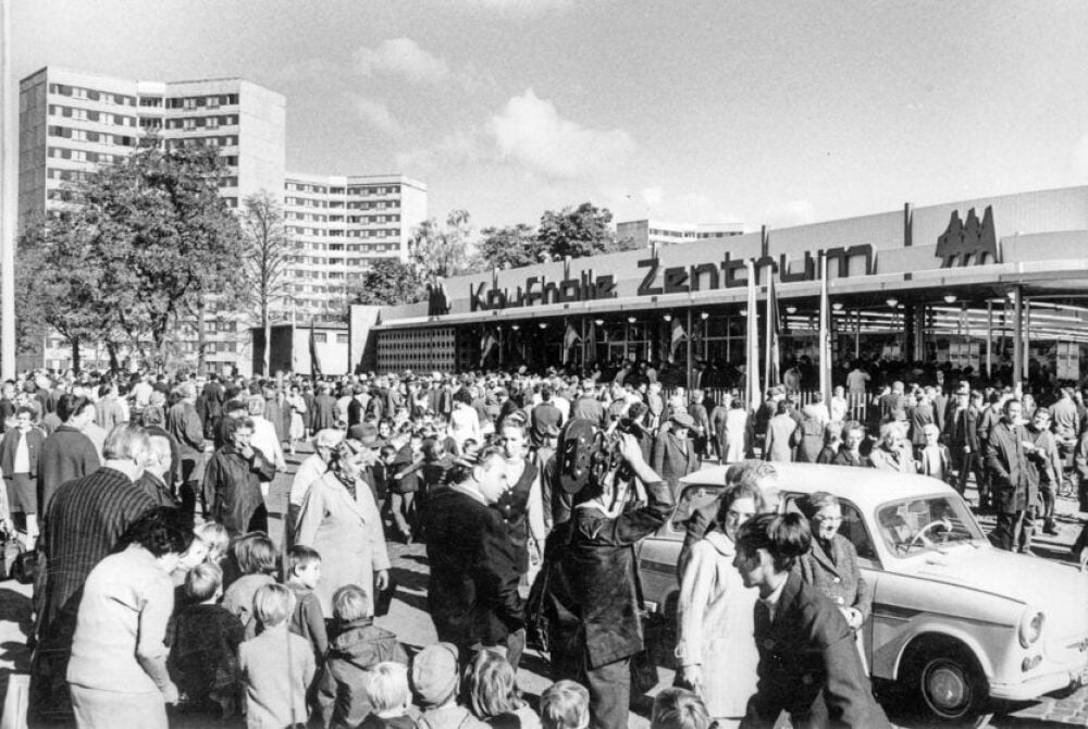 Tausende kommen zur Eröffnung der „Knastkaufhalle“.