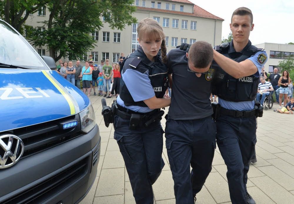 Die praktischen Vorführungen der Polizeianwärter fanden beim Publikum viel Anklang.