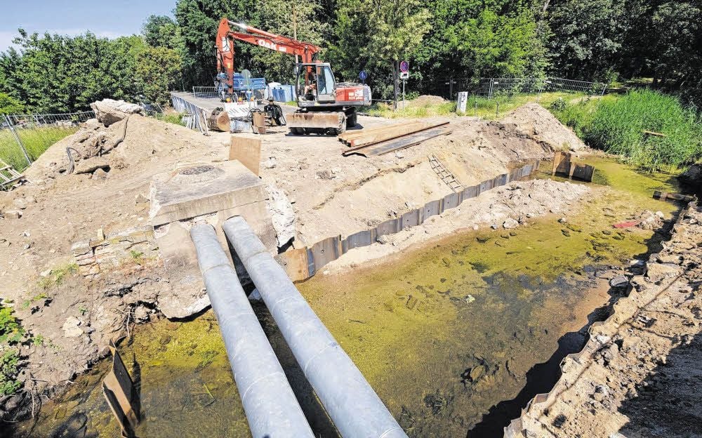 In der Bitterfelder Saarstraße entsteht nun eine neue Brücke.