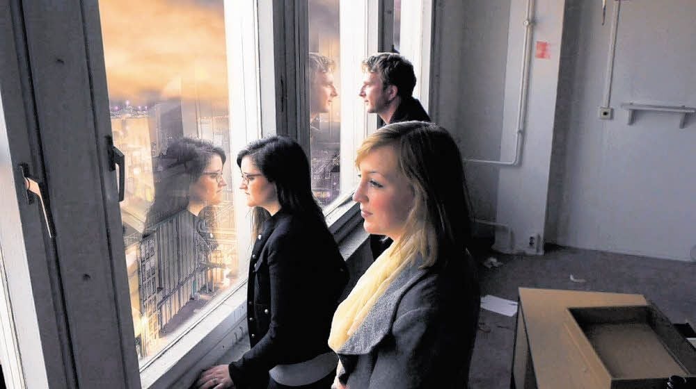 Am Fenster: Einen Blick in die Vergangenheit Magdeburgs wirft die US-Künstlerin Kellie Bornhoft (links) mit deutschen Freunden.