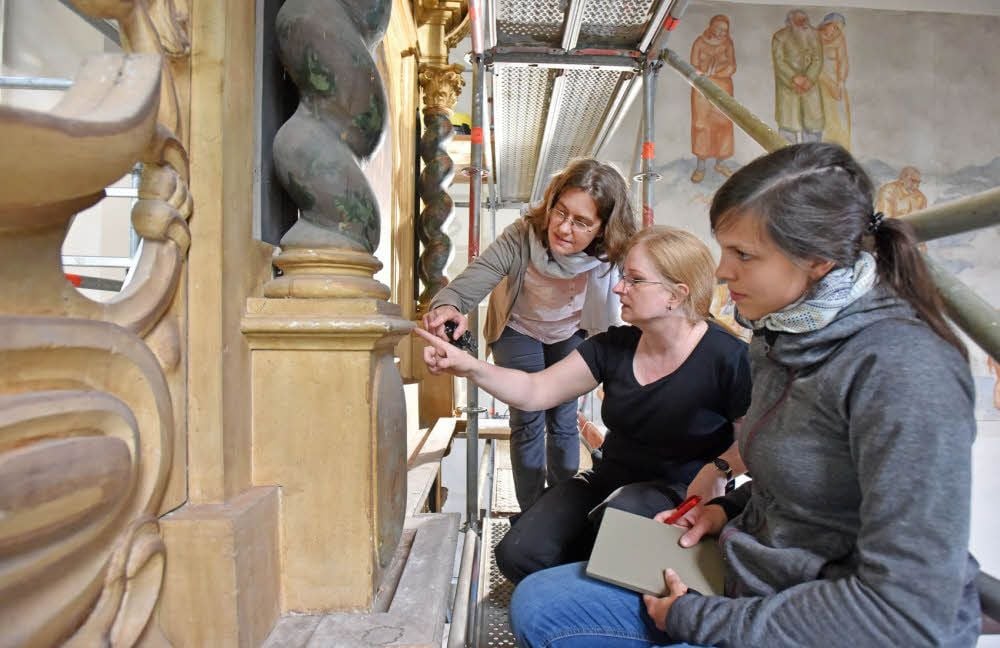 Bei der Sanierung des Altars wird alles genau begutachtet, beraten und dokumentiert.