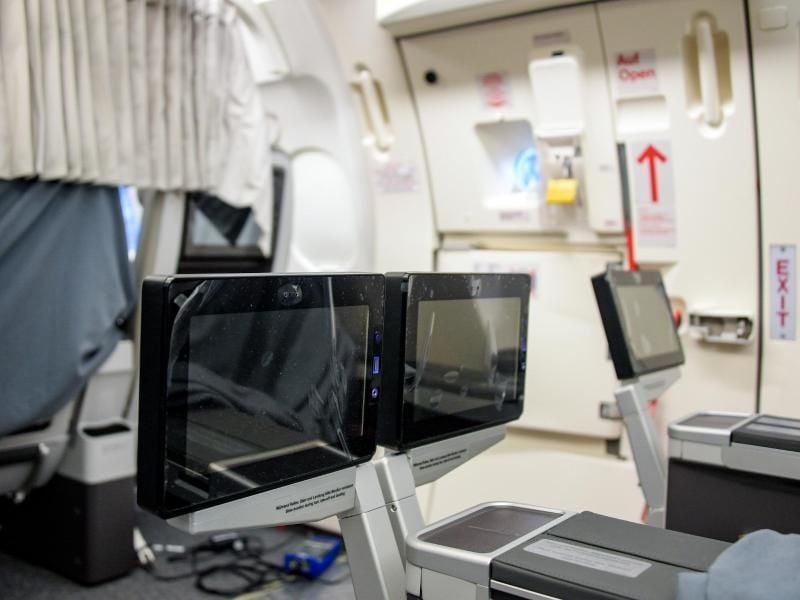 Medienkonsolen im Innenraum des Regierungsflugzeugs. Foto: Axel Heimken
