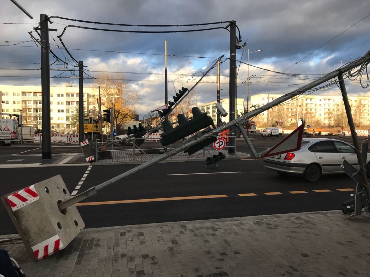 Im Süden von Halle sind durch den Sturm Ampeln umgeweht worden.