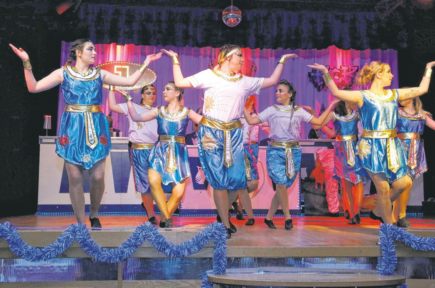 Die Prinzengarde zeigte einen Showtanz auf der Bühne.
